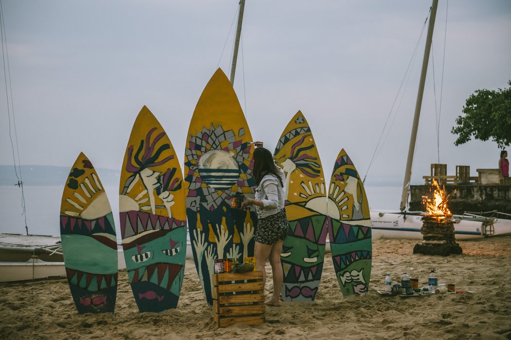 Antonella pintando en la playa